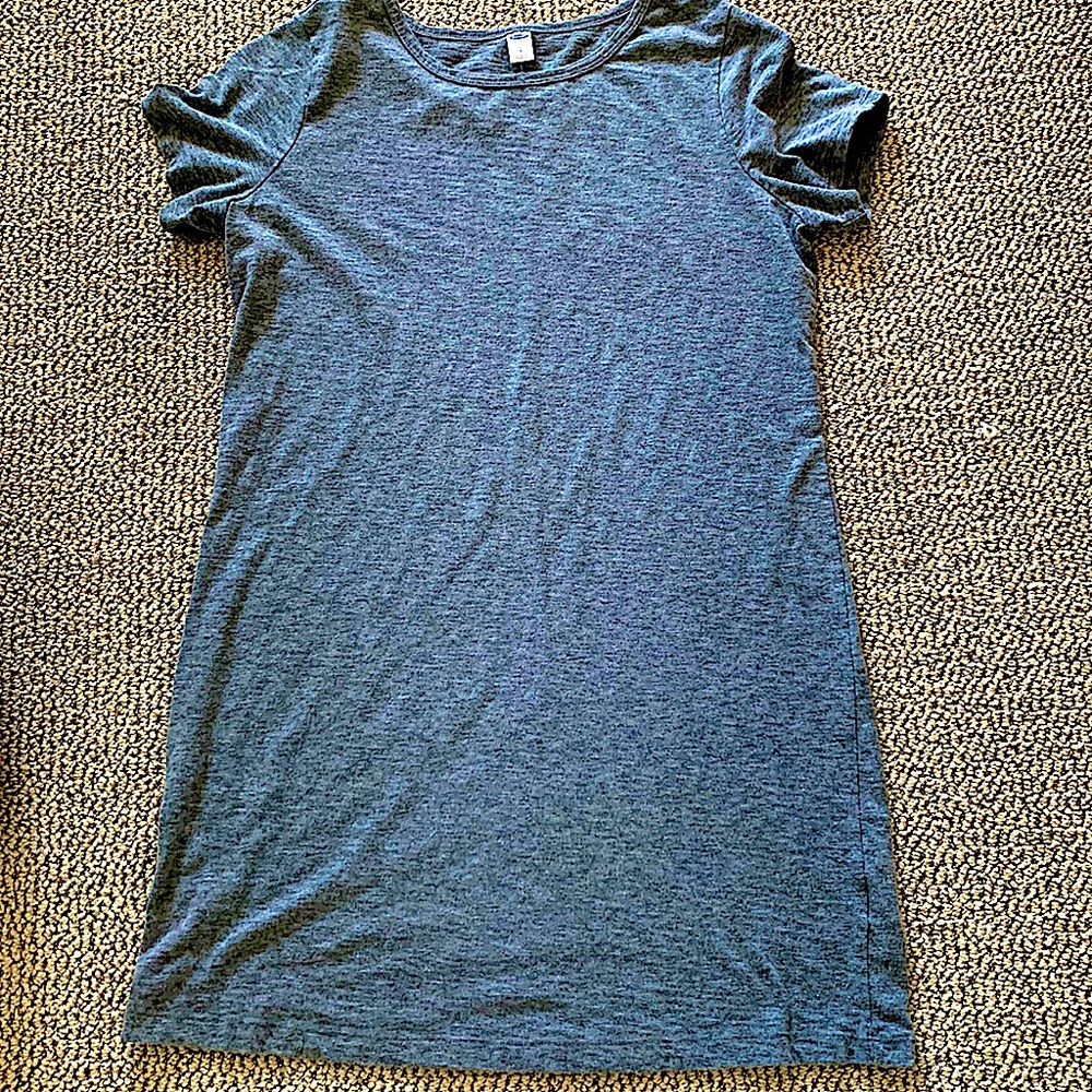 This is a lovely long, plain, grey T-shirt without words on it from old navy. :)